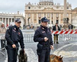 Vatikan Fransa prezidentini  bomba ilə qarşıladı