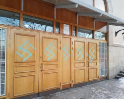 İsveçdə məscidin qapısına faşist svastikasının təsviri çəkildi