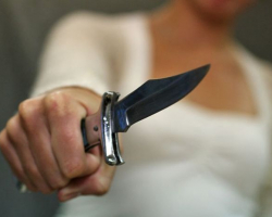 19 yaşlı qız atasına görə adam bıçaqladı - Balakəndə (VİDEO)