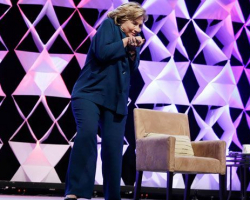    Hillari Klinton ayaqqabıdan belə yayındı – Video, Foto