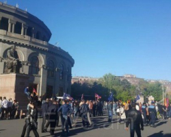 İrəvan çalxalanır: kütlə prezident iqamətgahına doğru irəliləyir - Fotolar
