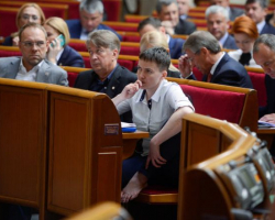 Savçenko ilk dəfə parlamentdə! Çılpaq ayaqla oturdu ... - Fotolar