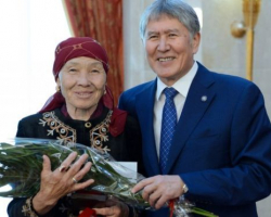 Qırğızıstan prezidentinin ifa etdiyi mahnıların videoları yayımlanıb