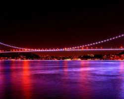 İstanbul boğazındakı körpü dövlət bayrağımızın rənglərində işıqlandırılıb