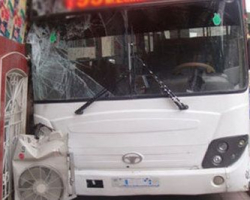 Bakıda avtobus qəza törətdi: 2 yaralı