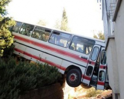 İnanılmaz qəza: Avtobus eyvanda yatan 2 bacını əzdi - FOTO