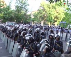 Ermənistan polisi hüсuma keçdi (CANLI)
