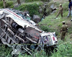 Hindistanda avtobus dərəyə aşıb, 40 nəfər ölüb
