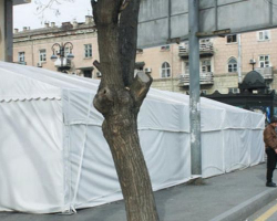 Bakıda metro çıxışlarında çadırlar niyə quraşdırılır? - AÇIQLAMA
