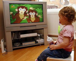 Mütəxəssislər üç yaşa qədər uşaqların televizora baxmasını tövsiyə etmirlər