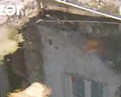 Bakıda 10-dan artıq evin altından neft çıxır - Video