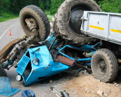 Sabirabadda traktorla yük maşını toqquşdu, ölən var