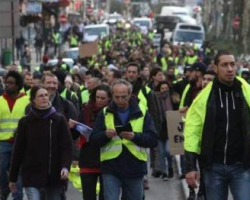 Fransada “sarı jilet”lərin etiraz aksiyasına 40 minə yaxın insan qoşulub