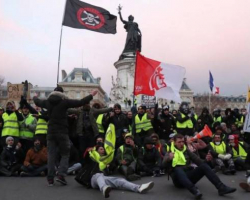 Fransada aksiyaçılar polis zorakılığına son qoyulmasını tələb edirlər