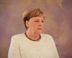 Angela Merkel rəsmi tədbir zamanı yenidən özünü pis hiss edib