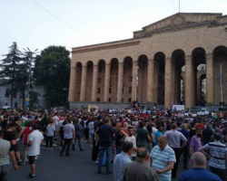 Gürcüstan parlamentinin binası qarşısında yenidən aksiya keçirilir
