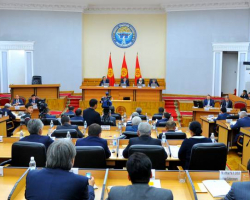 Qırğızıstan parlamentində sabiq Prezident Almazbek Atambayevin həbsi müzakirə olunur