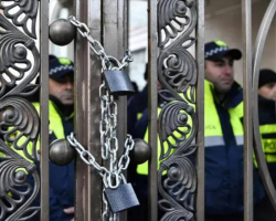 Gürcüstan müxalifəti parlament binasının giriş-çıxış qapılarını bağlayıb