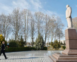 Prezident İlham Əliyev Qazaxda ulu öndər Heydər Əliyevin abidəsini ziyarət edib