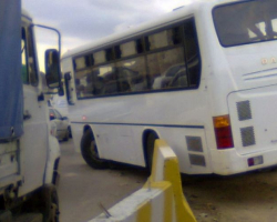 Binəqədi rayonunda sərnişin avtobusu yük maşını ilə toqquşub