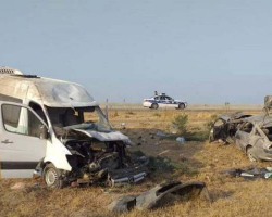 Hacıqabulda avtobus və minik avtomobili toqquşub, 19 nəfər yaralanıb