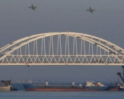 Rusiya Kerç boğazında saxladığı gəmiləri Ukraynaya təhvil verib
