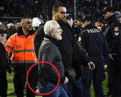 Yunanıstan futbolunda şok olay - Klub prezidenti silahla meydana girdi