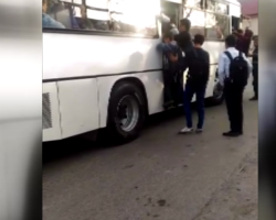 TƏHLÜKƏ: Şagirdlər qapısı açıq avtobusdan sallanaraq gedir - VİDEO