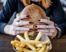 Hamburger və fast-food genlərimizi dəyişir - Orqanizmin “iltihab” kimi gördüyü qidalar