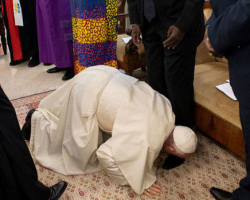 Roma Papası Sudan prezidentinin ayağını öpdü - VİDEO